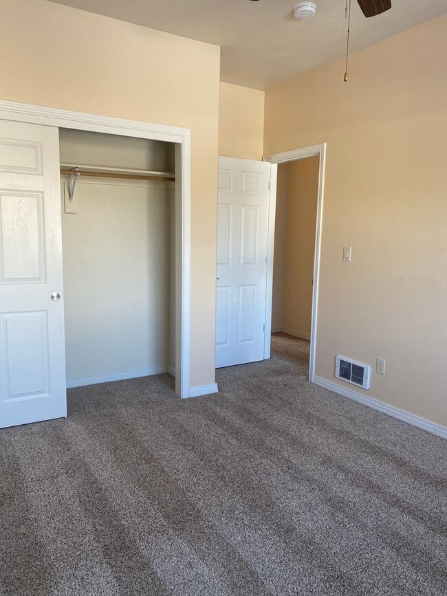 Building Photo - Spacious  3 bedroom 2.5 bathroom townhouse