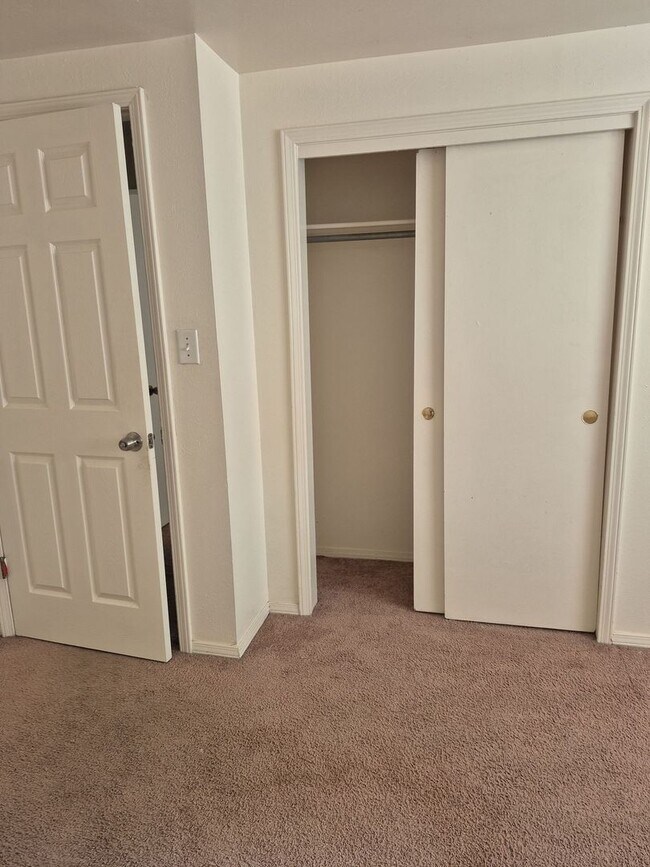 Building Photo - Quiet 2BR Garden-Level Near Mines & Downto...