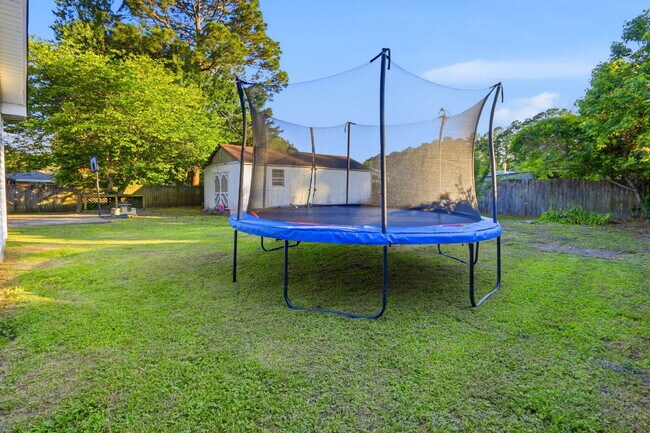Building Photo - 607 Oakwood Ave