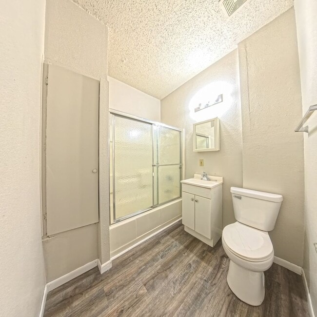 Building Photo - 2 Bedroom 1 Bathroom Fresh Carpet