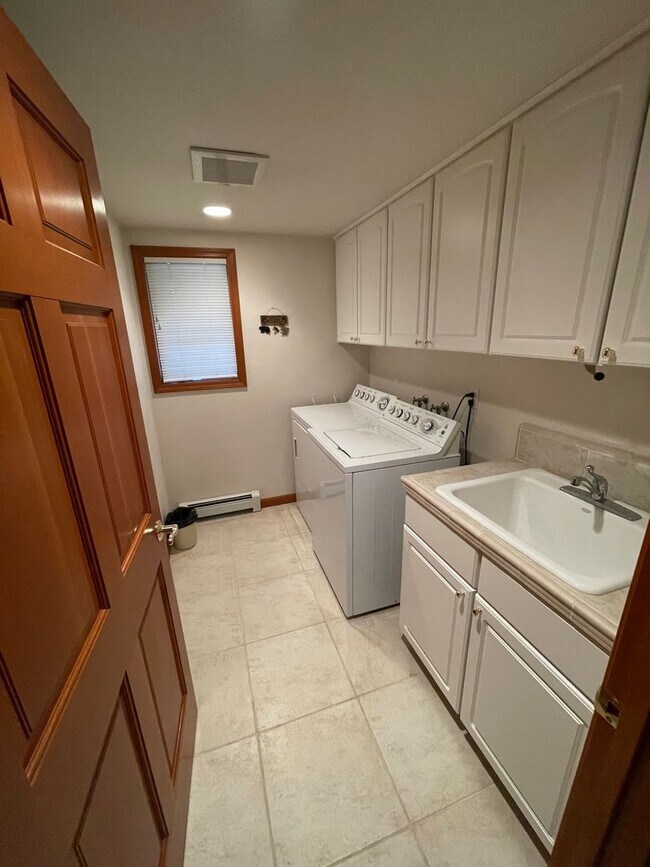 Building Photo - Large fully furnished beautiful home w/ boat dock avail. for a longterm lease or seasonal lease! ...