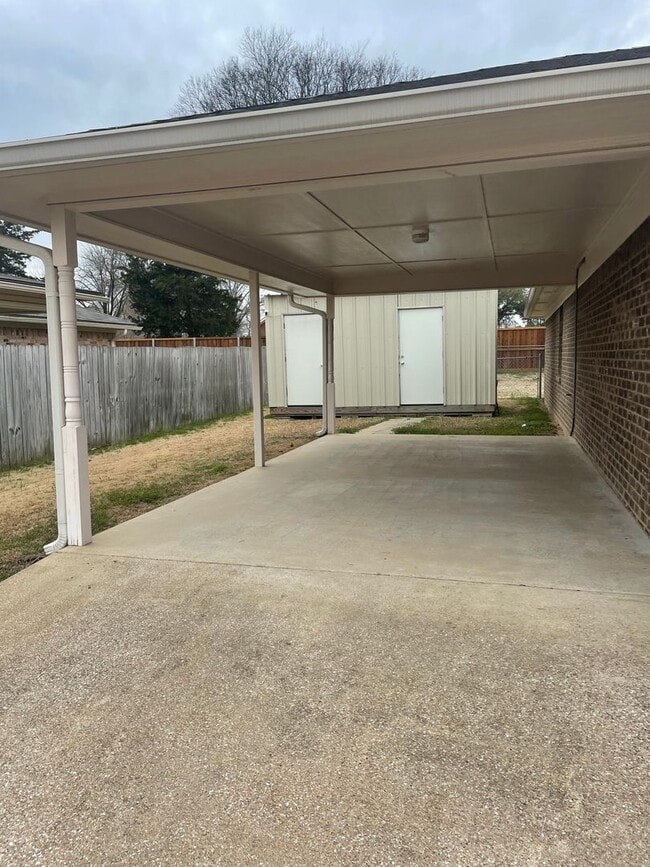 Building Photo - 3/2/2 WHITE OAK ISD - extra parking and st...