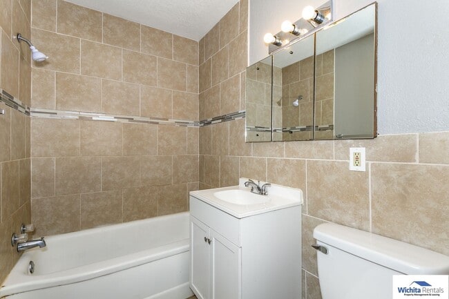 Building Photo - 2 bedroom 1 bath home - Pet Friendly!