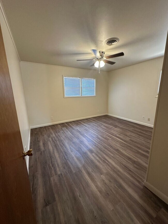 Building Photo - Beautiful Home on Mesa Circle!