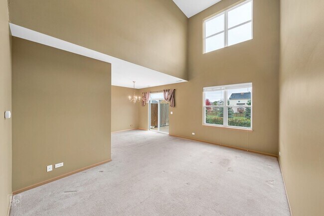 Building Photo - Two Story Two Bedroom Townhouse in Oswego
