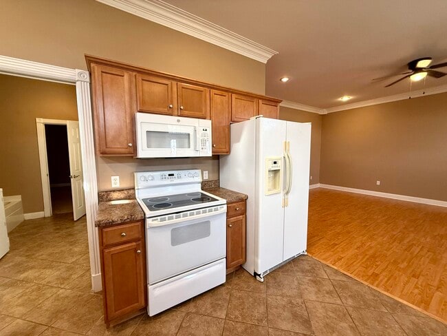 Building Photo - 98 Melrose Dr