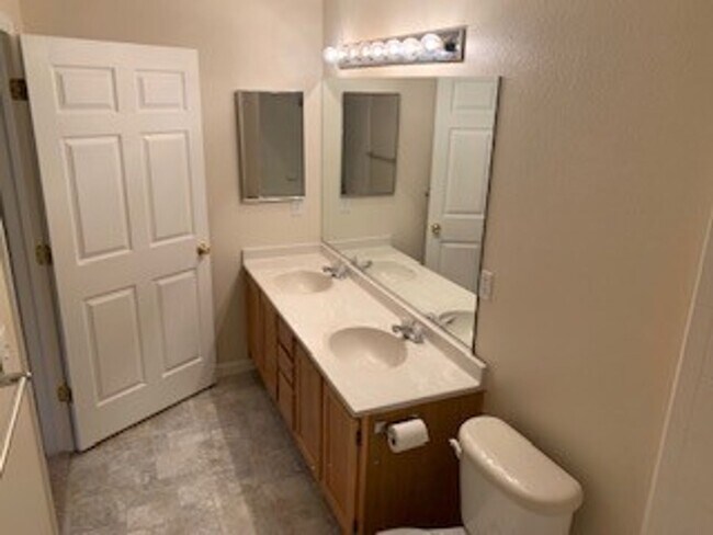 Building Photo - Broomfield Main Floor Condo