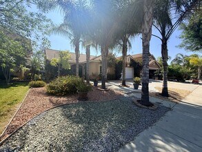 Building Photo - Spacious 5 bedroom home is now available for rent
