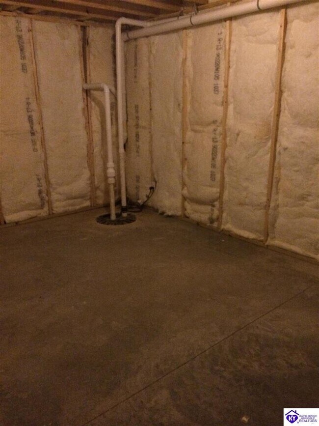 Building Photo - 913 Silktree Cir