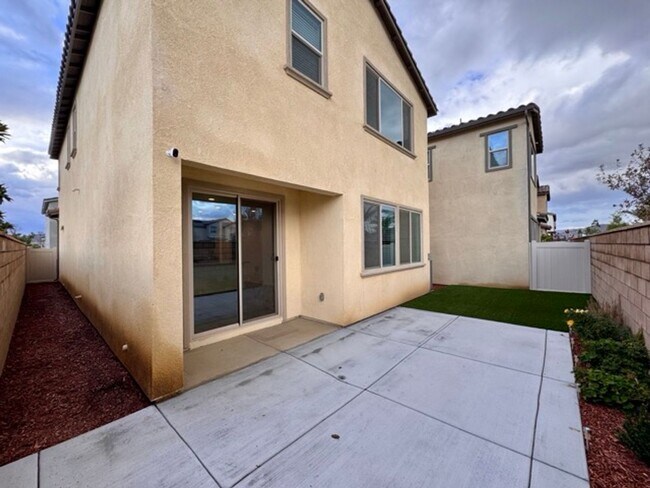 Building Photo - SOLAR INCLUDED! Stunning 3 Bedroom Home in...