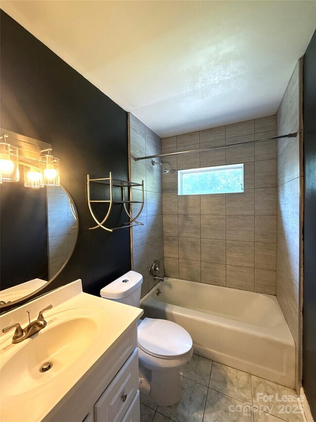 Building Photo - 1127 Queensgate St