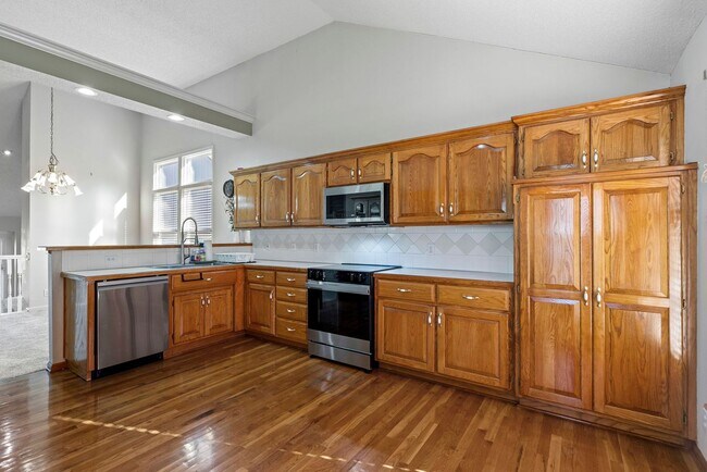 Building Photo - Four Bedroom Home Available in Overland Park