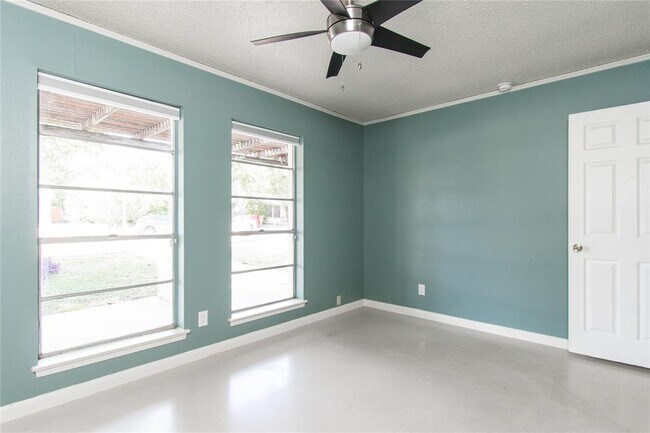 Building Photo - 2524 Berkett Dr