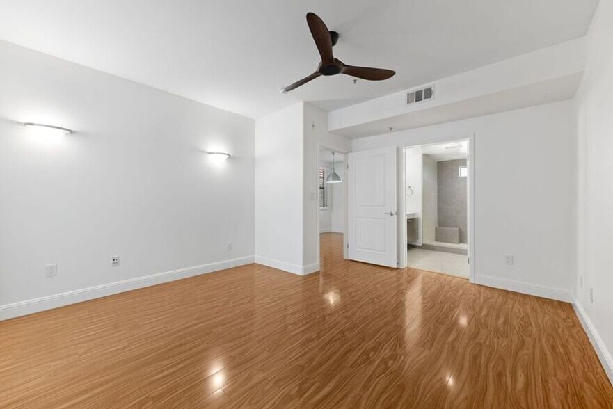 Building Photo - Modern 3 Bed, 2 Bath Condo for Lease – 1,320 Sq Ft – Prime Sherman Oaks Location