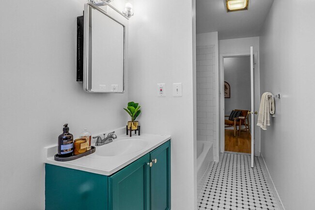 Building Photo - Mt. Pleasant Condo | 2 Bed | 2 Bath | 1,250 Sf