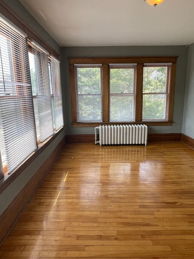 Building Photo - Upper Level Uptown Duplex, Hardwood Floors...