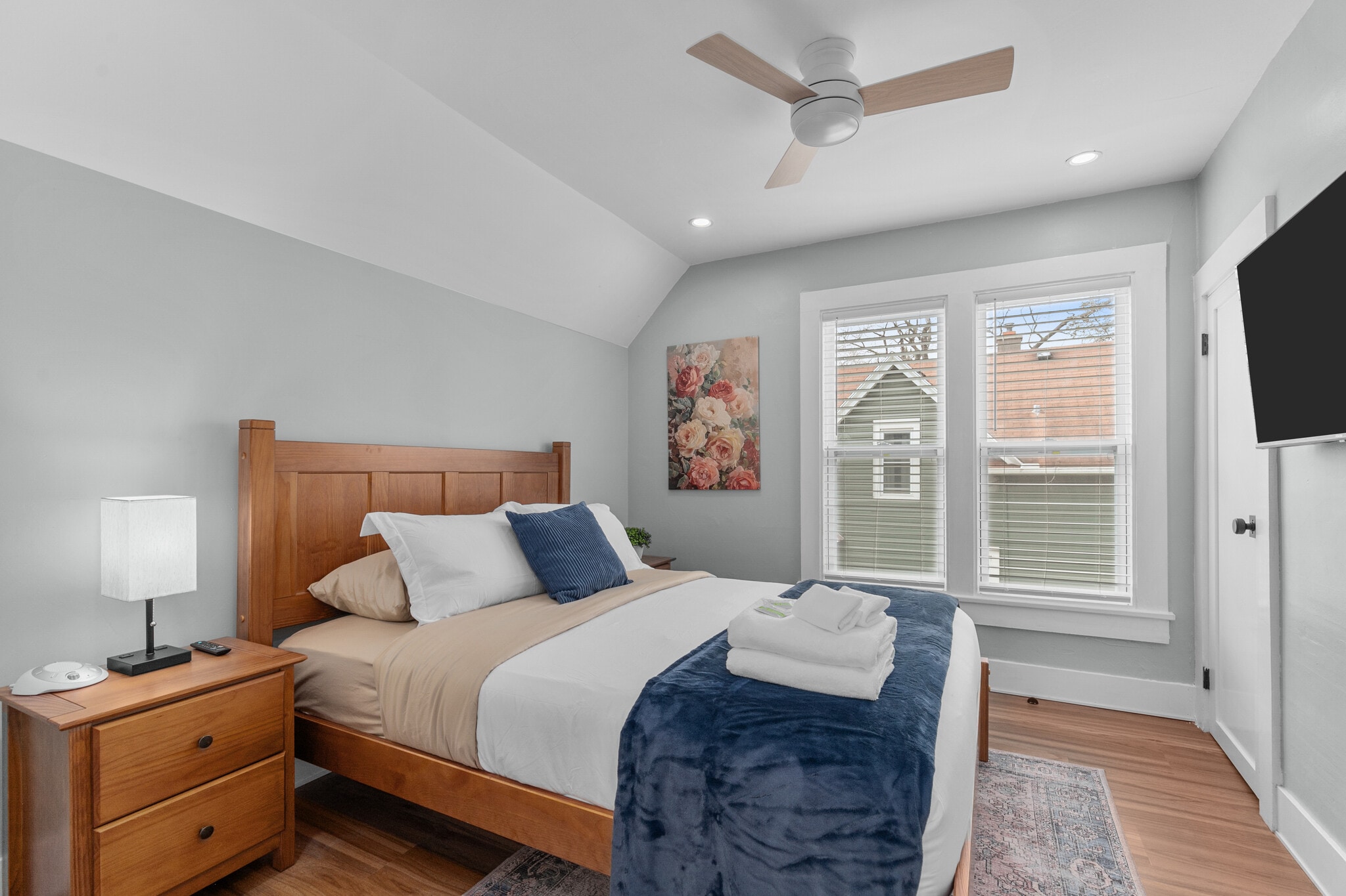 Building Photo - 324 E Commercial St