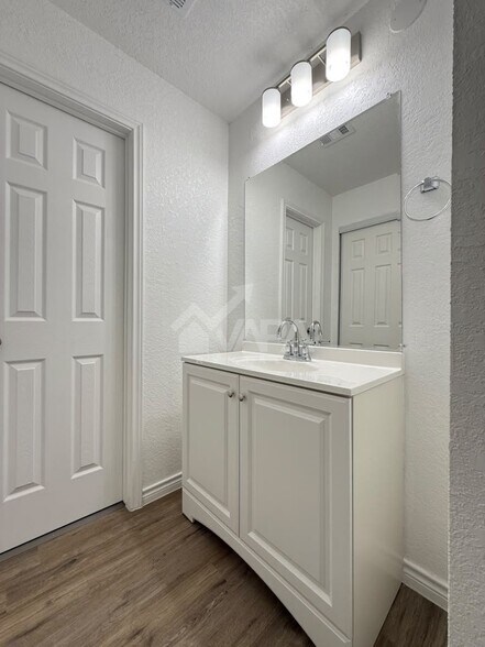Building Photo - 209 High Oak