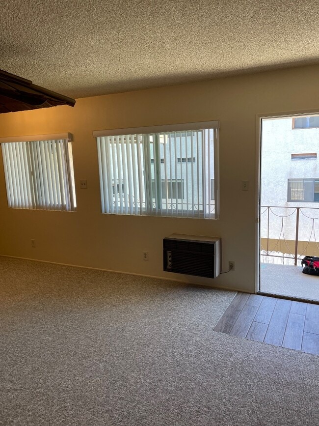 Building Photo - 307 N Curtis Ave