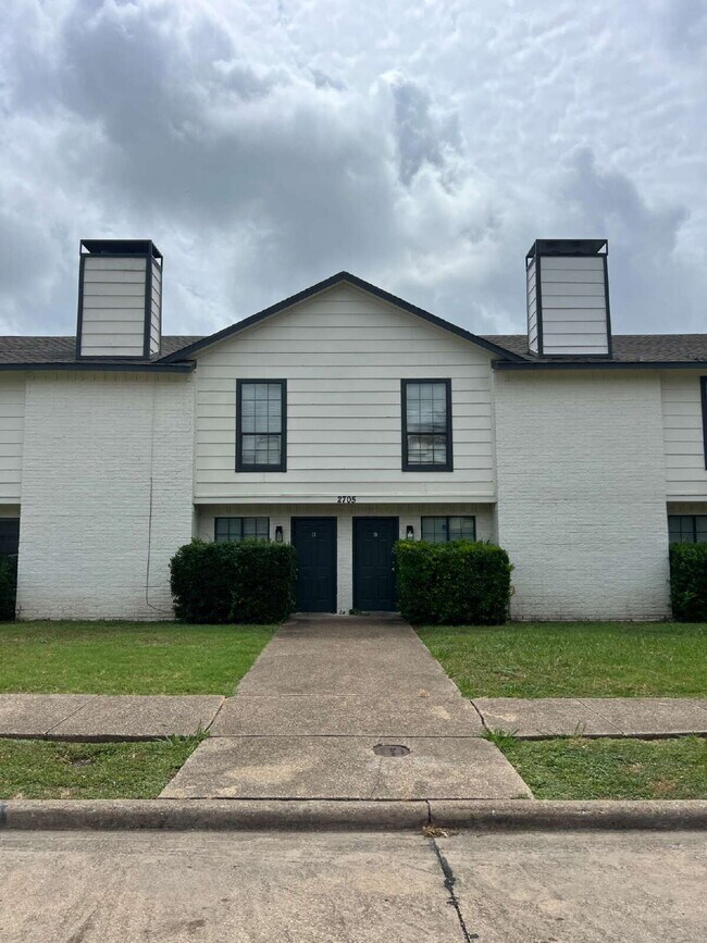 Building Photo - 2705 Wimbledon Ct