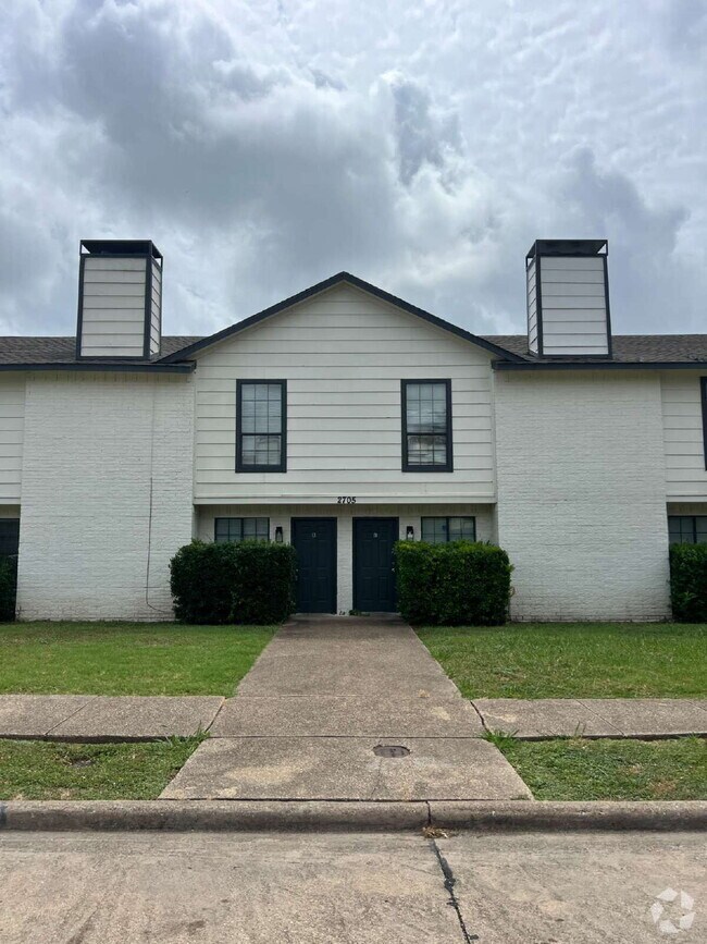 Building Photo - 2705 Wimbledon Ct