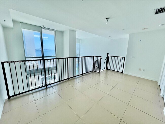 Building Photo - 300 S Biscayne Blvd