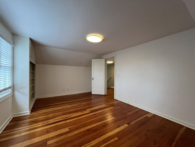 Building Photo - Stunning Rose City Park 5BD 2BA Home with Gas Fireplace Updated Finishes, Air Conditioning & Laun...