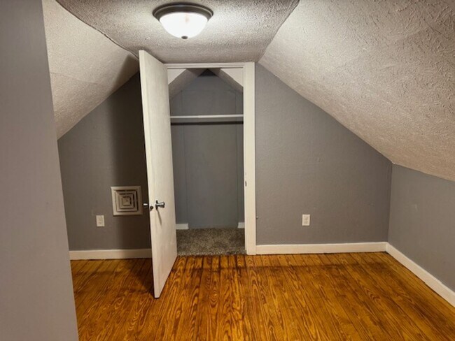 Building Photo - 3 Bedroom, 1 Bath Cape Cod Home w/Detached...