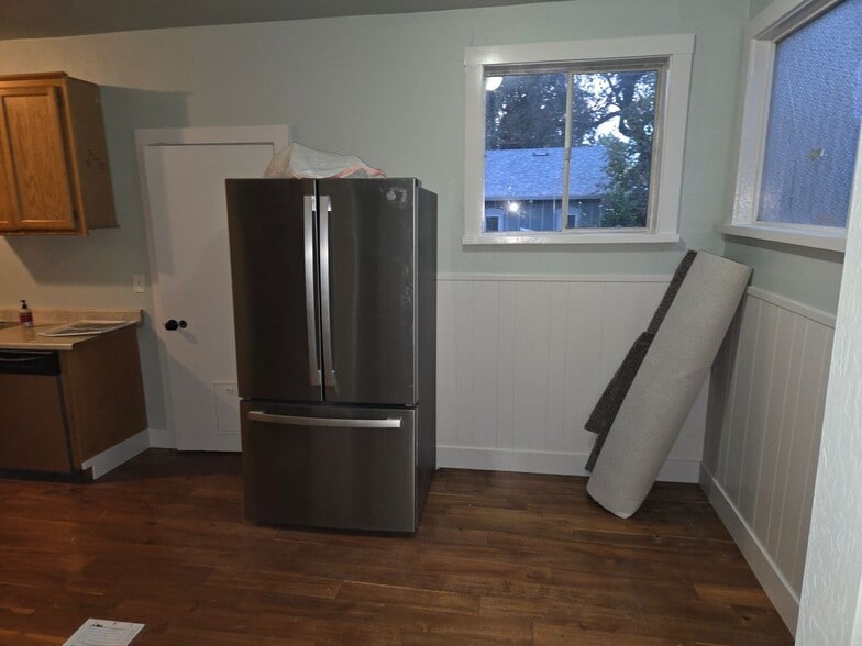 Building Photo - 534 College St