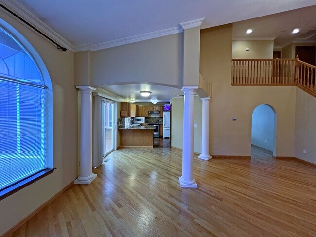 Building Photo - NE Tacoma - Large 3 bedroom 2.5 bathroom w...