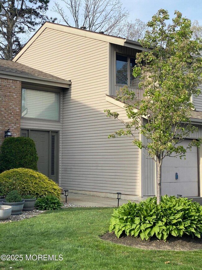Building Photo - 49 White Swan Way