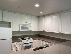 Building Photo - Spacious Seattle Condo - $2,000