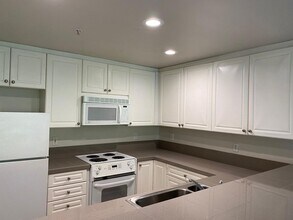 Building Photo - Spacious Seattle Condo - $2,400