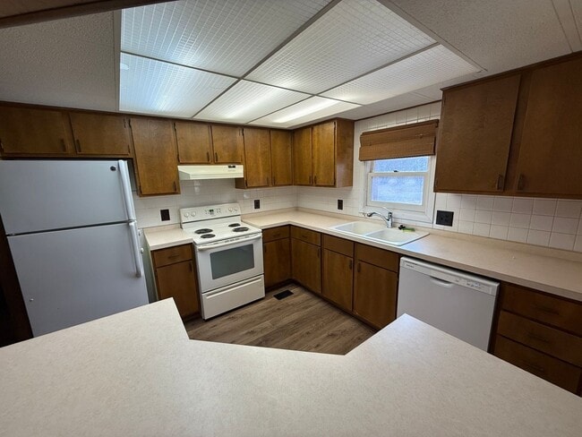 Building Photo - 4 Bed 2 Bath Home with 2 Car Garage, Large Private Fenced Yard. Lander, WY