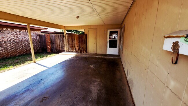 Building Photo - Centrally Located/ Convenient to Major Tho...