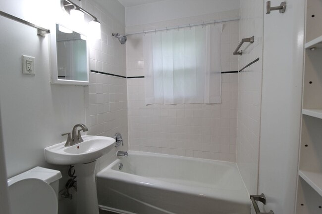 Building Photo - 3 Bedroom 1 Bath House in Prairie Village