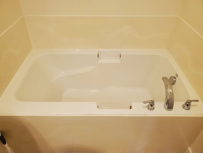 Building Photo - Huge 2 Bedroom Townhome for Rent at The District!