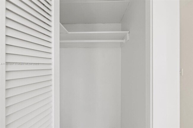 Building Photo - 1408 Brickell Bay Dr