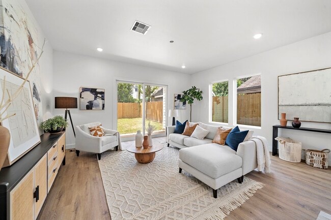 Building Photo - 406 E 33rd St