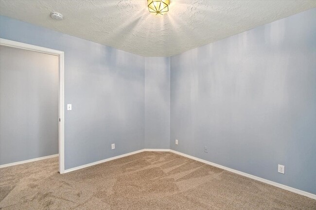 Building Photo - 636 W Richmond Ln