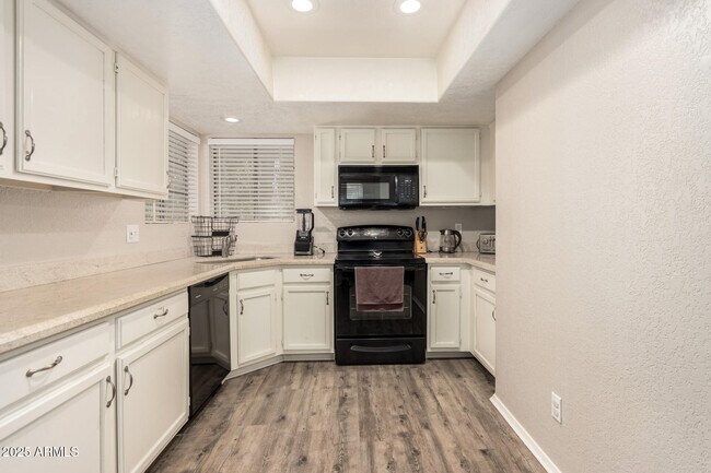 Building Photo - 6885 E Cochise Rd