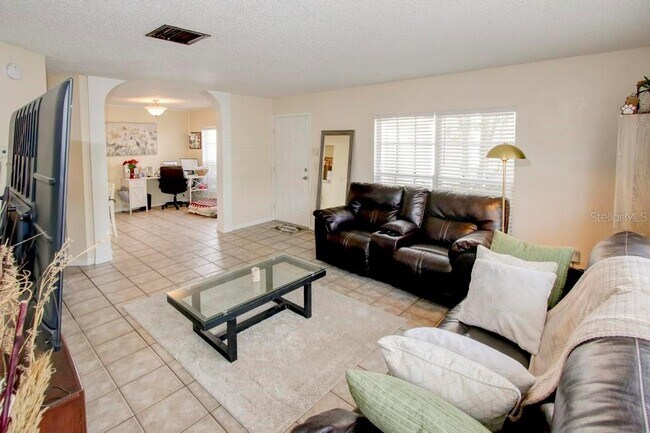 Building Photo - 637 Kensington Lake Cir