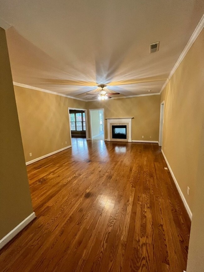 Building Photo - Stunning 5 Bedroom 2.5 Bath Home located i...