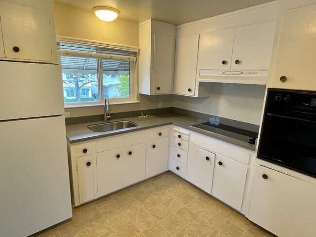 Building Photo - Must see to appreciate 1 Bedroom 1 Bath up...
