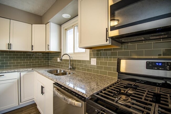 Building Photo - 2826 Bryan Ave