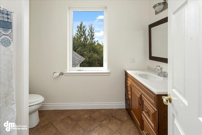Building Photo - Spacious 5BD/3BA Home!