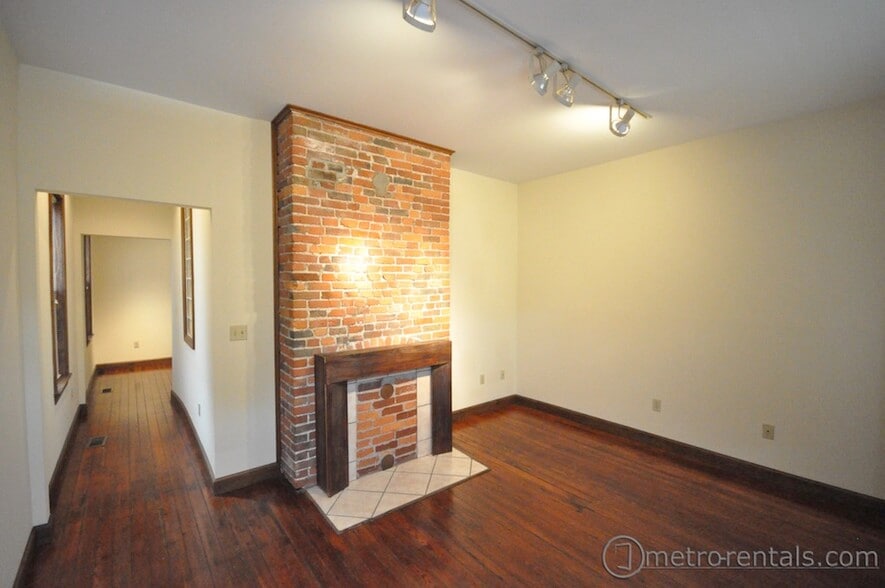 Living room - 39 E Russell St