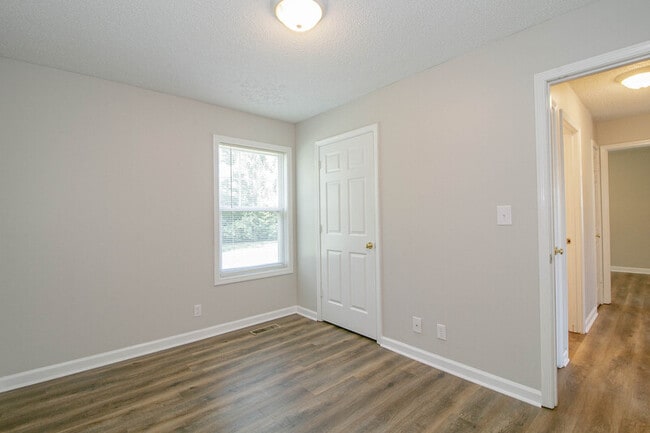 Building Photo - 233 Waterford Dr