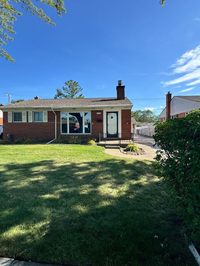 Building Photo - Charming Home in St. Clair Shores