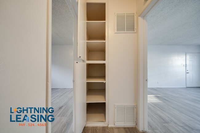 Building Photo - 14753 1/2 Vanowen-4B